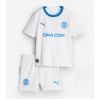 Camisa de Futebol Olympique de Marseille Equipamento Principal Infantil 2026-27 Manga Curta (+ Calças curtas) Camisa de Futebol Olympique de Marseille Equipamento Principal Infantil 2026-27 Manga Curta (+ Calças curtas)